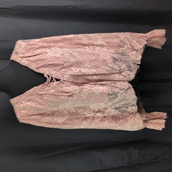 Gimmick Lace Top. - Picture 5 of 10